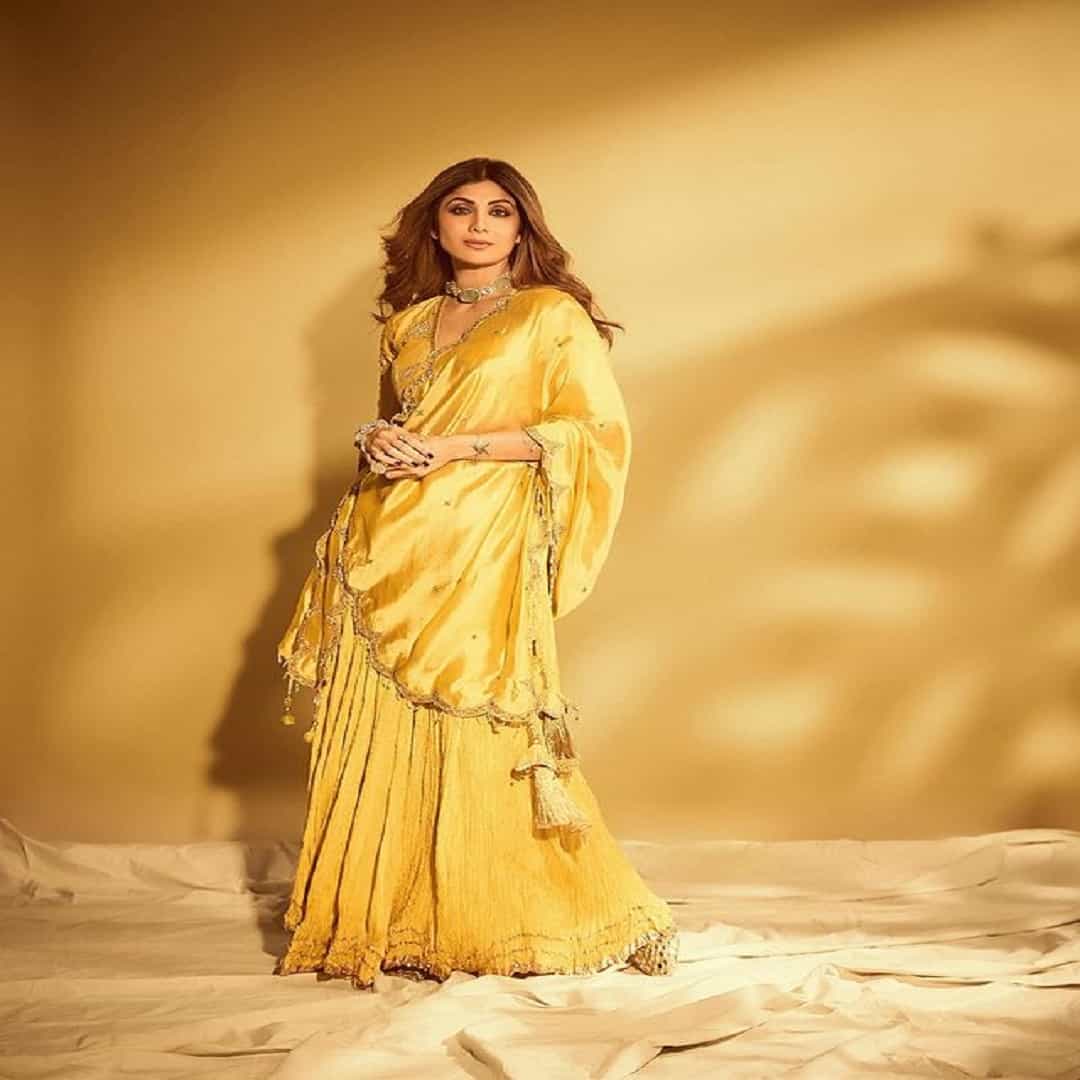 अभिनेत्री शिल्पा शेट्टी आता बॉलिवूडमध्ये सक्रिय नसली तरी सोशल मीडियावर कायम सक्रिय असते. आता देखील अभिनेत्रीचे फोटो व्हायरल होत आहेत.
