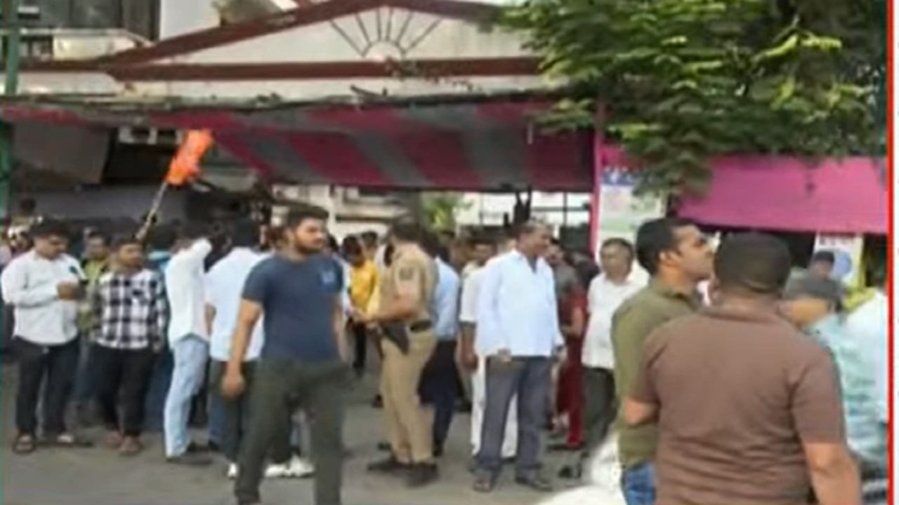 भाजपच्या कार्यलयाबाहेर कार्यकर्त्यांचा विजय जल्लोष सुरु झाला आहे. वर्षा बंगल्याच्या बाहेर देखील कार्यकर्ते जमले आहेत. 