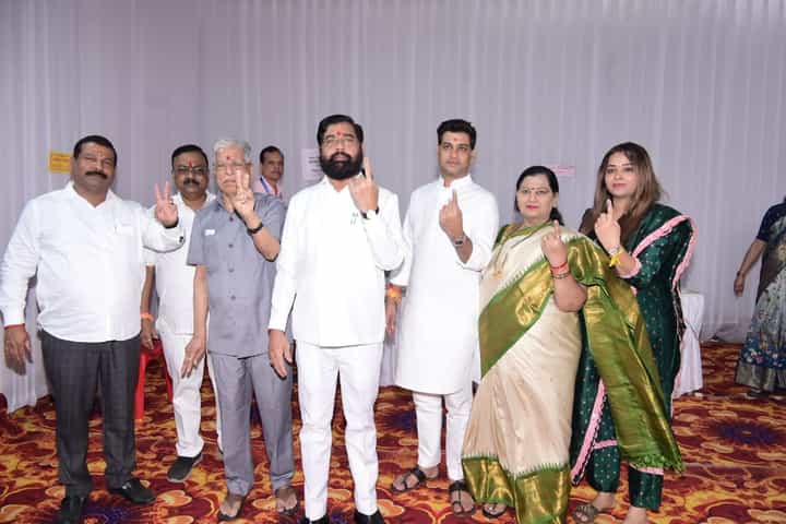 Eknath Shinde : मुख्यमंत्री एकनाथ शिंदेंनी ठाण्यातील मतदान केंद्रावर कुटुंबियांसह बजावलं मतदानाचं कर्तव्य Eknath Shinde : मुख्यमंत्री एकनाथ शिंदेंनी ठाण्यातील मतदान केंद्रावर कुटुंबियांसह बजावलं मतदानाचं कर्तव्य