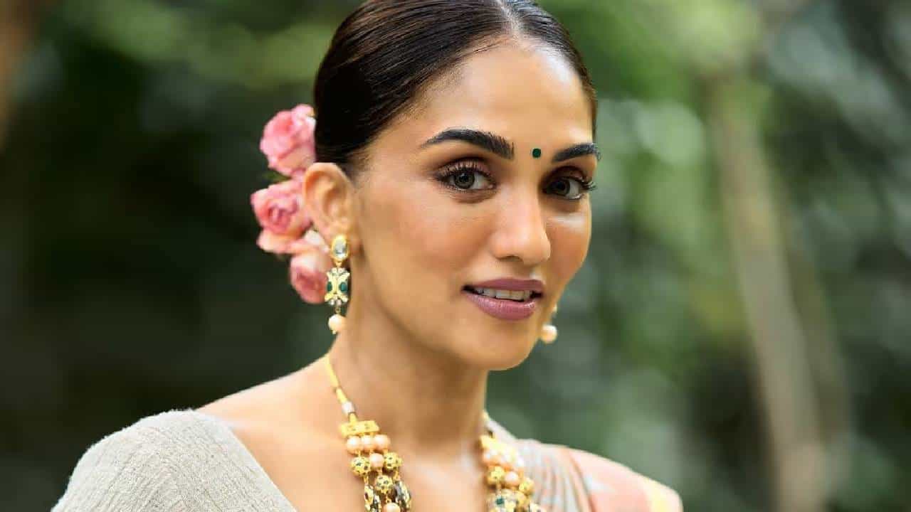ऐश्वर्या रायची वहिनी श्रीमा सध्या चर्चेत आहे. ऐश्वर्या सोबत फोटो शेअर केले नाहीत, म्हणून लोकांनी तिला ट्रोल केलं. श्रीमाने आपल्या लेटेस्ट पोस्टमध्ये याचं उत्तर दिलय. सासूसोबत फोटो का शेअर करत नव्हती? त्याचं उत्तर सुद्धा तिने दिलय.