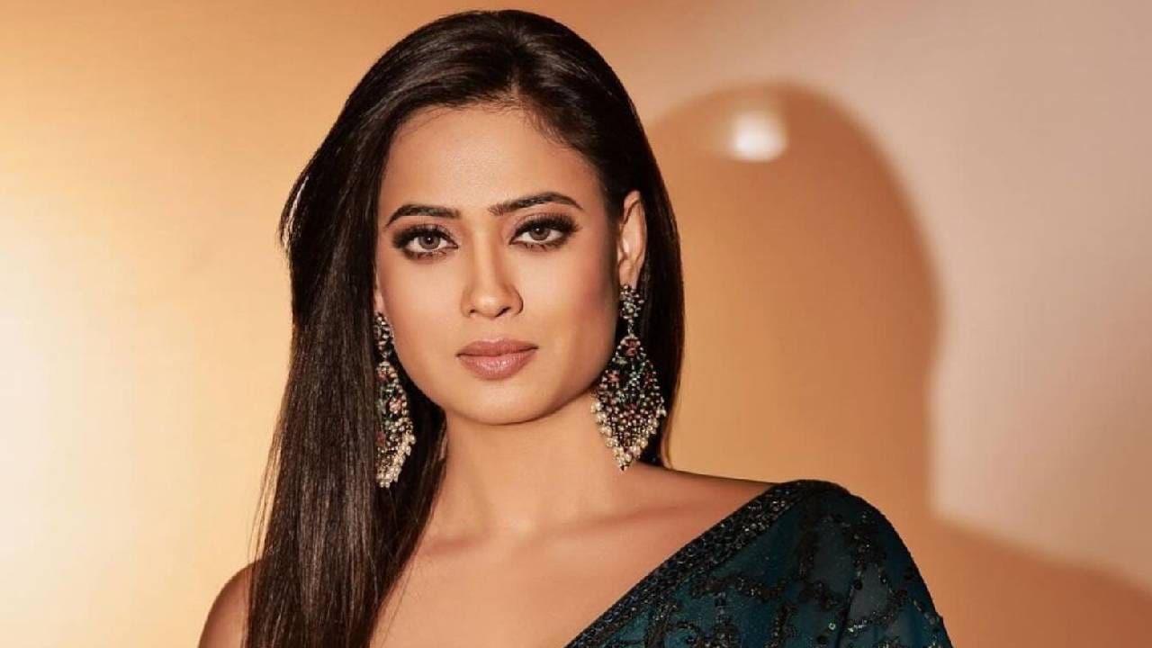 श्वेता तिवारी 8 वर्षांनी लहान अभिनेत्याशी केलं तिसरं लग्न? व्हायरल  फोटोंमागचं सत्य काय? - Marathi News | Shweta tiwari wedding photos with  vishal aditya singh goes viral did ...