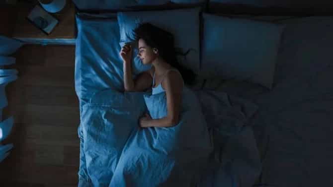 रोज पहाटे 3-4 वाजता जाग येते? पडला ना प्रश्न? असू शकते या समस्यांचे लक्षण; समजून घ्या