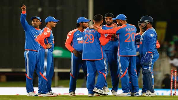 टीम इंडियाने दक्षिण आफ्रिकेवर सेंच्युरियनमध्ये तिसऱ्या टी 20i सामन्यामध्ये 11 धावांनी विजय मिळवत मालिकेत 2-1 ने आघाडी घेतली. दक्षिण आफ्रिकेला विजयासाठी 220 धावांचं आव्हान मिळालं होतं. मात्र त्यांना 20 ओव्हरमध्ये 7 विकेट्स गमावून 208 धावाच करता आल्या.