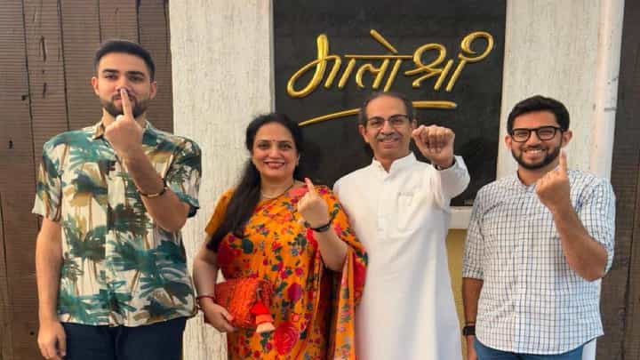 Uddhav Thackeray : उद्धव ठाकरेंनी वांद्रे पूर्व येथे कुटुंबासह केलं मतदान, नागरिकांना आवाहन काय? Uddhav Thackeray : उद्धव ठाकरेंनी वांद्रे पूर्व येथे कुटुंबासह केलं मतदान, नागरिकांना आवाहन काय?