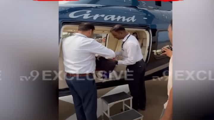 उद्धव ठाकरे अन् मिलिंद नार्वेकरांच्या बॅगांची हेलिपॅडवर तपासणी, ठाकरेंचा संताप केला थेट सवाल उद्धव ठाकरे अन् मिलिंद नार्वेकरांच्या बॅगांची हेलिपॅडवर तपासणी, ठाकरेंचा संताप केला थेट सवाल