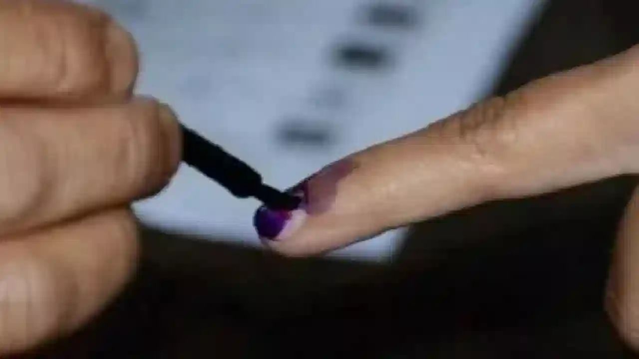 Maharashtra Election 2024 : एकाच मतदारसंघातून नरेंद्र मोदी, अमित शाह आणि राहुल गांधी यांचं मतदान, कसं काय? Maharashtra Election 2024 : एकाच मतदारसंघातून नरेंद्र मोदी, अमित शाह आणि राहुल गांधी यांचं मतदान, कसं काय?