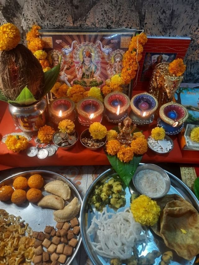 शास्त्रानुसार जर तुम्हाला अगरबत्ती लावायची नसेल तर त्यासाठी तुम्ही पर्याय म्हणून धूपबत्तीचा देखील उपयोग करू शकतात.आज बाजारात वेगवेगळ्या सुगंधाच्या धूपबत्ती उपलब्ध आहेत. 