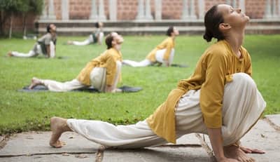 तुम्ही पहिल्यांदा योगा करताय का? तज्ज्ञांनी सांगितलेल्या ‘या’ गोष्टी जाणून घ्या