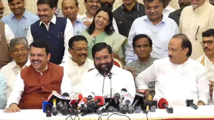 '... मी तर शपथ घेणार, थांबणार नाही', अजित दादांच्या वक्तव्यानंतर सगळेच खळखळून हसले '... मी तर शपथ घेणार, थांबणार नाही', अजित दादांच्या वक्तव्यानंतर सगळेच खळखळून हसले