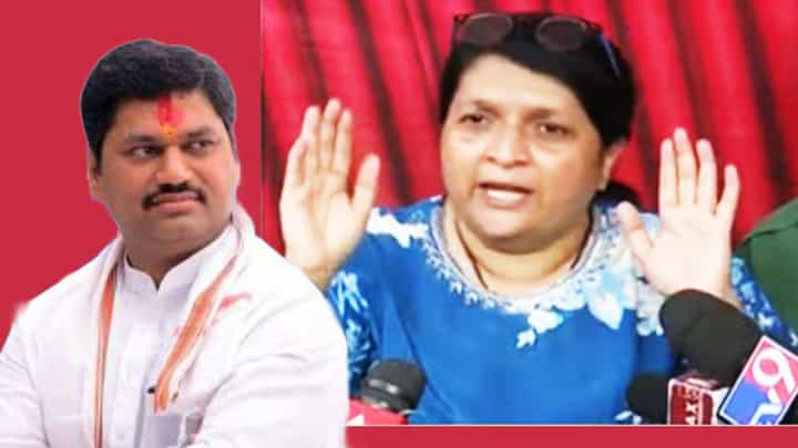 Anjali Damania Video : '....म्हणूनच मुंडेंचा राजीनामा घ्यायलाच हवा', कराडच्या 'त्या' व्हायरल क्लिपवरून दमानियांचा संताप Anjali Damania Video : '....म्हणूनच मुंडेंचा राजीनामा घ्यायलाच हवा', कराडच्या 'त्या' व्हायरल क्लिपवरून दमानियांचा संताप