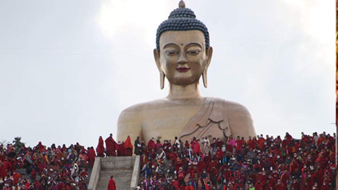 भूतानमध्ये बौद्ध आणि हिंदू धर्माची लोक असल्यामुळे बौद्ध मंदिर आणि मठ आहेत. तसेच मोठ्या संख्येने हिंदूंची मंदिरे आहेत. परंतु एकही मशीद किंवा चर्च नाही. भूतानमध्ये मुस्लीम समाजास मशीद बनवण्याची परवानगी नाही. 