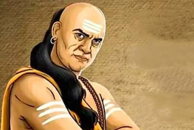 Chanakya Niti : चुकूनही इतरांना सांगू नका या 4 गोष्टी, नाहीतर बरबाद होईल तुमचं आयुष्य