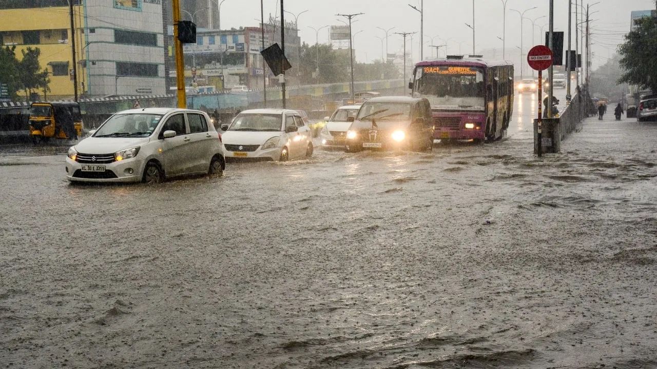 तमिळनाडूत ‘फेंगल’ चक्रीवादळाचा हाहा:कार, मुसळधार पावसामुळे रस्ते, हवाई वाहतूक विस्कळीत तमिळनाडूत ‘फेंगल’ चक्रीवादळाचा हाहा:कार, मुसळधार पावसामुळे रस्ते, हवाई वाहतूक विस्कळीत