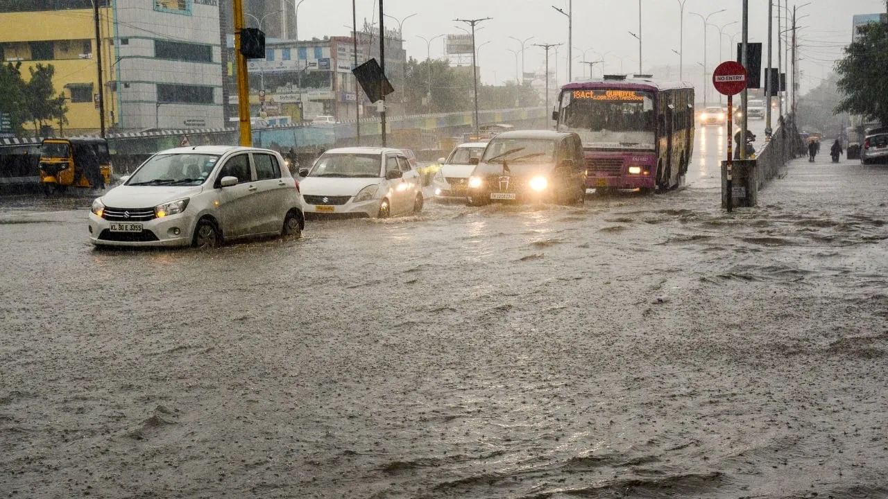 तमिळनाडूत ‘फेंगल’ चक्रीवादळाचा हाहा:कार, मुसळधार पावसामुळे रस्ते, हवाई वाहतूक विस्कळीत