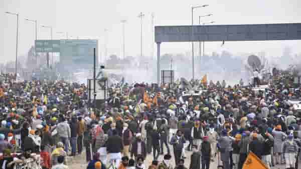 शेतकऱ्यांचा आसूड कडाडला, चिल्ला बॉर्डरवर 45 हजार शेतकरी एकवटले, संसदेकडे कूच करणार; 5 मागण्या कोणत्या?