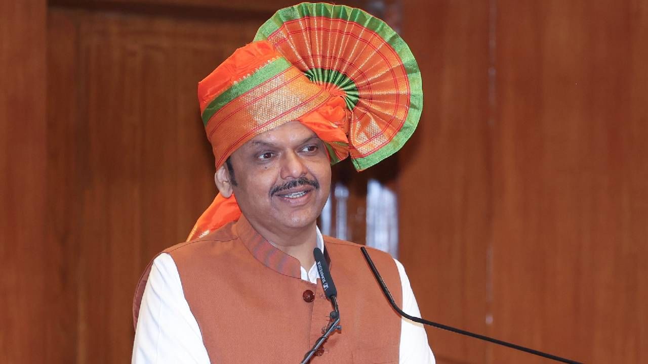 मुख्यमंत्री झाल्यावर देवेंद्र फडणवीस यांना किती पगार मिळणार?; इतर कोणत्या सुविधांचा लाभ घेता येणार? मुख्यमंत्री झाल्यावर देवेंद्र फडणवीस यांना किती पगार मिळणार?; इतर कोणत्या सुविधांचा लाभ घेता येणार?