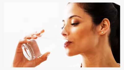 हिवाळ्यात रोज रिकाम्या पोटी गरम पाणी पिण्याचे 5 फायदे