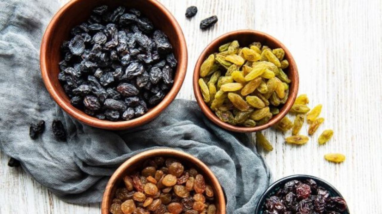 काळा, पिवळा, हिरवा की लाल? आरोग्यासाठी कोणते मनुके चांगले? जाणून घ्या काळा, पिवळा, हिरवा की लाल? आरोग्यासाठी कोणते मनुके चांगले? जाणून घ्या