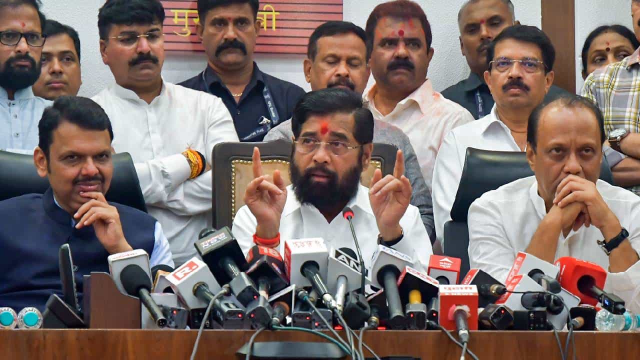 शिंदे गटाला उपमुख्यमंत्रीपद, पण शपथ कोण घेणार? निमंत्रण पत्रिकेत उल्लेखच नाही; सस्पेन्स अजूनही कायम