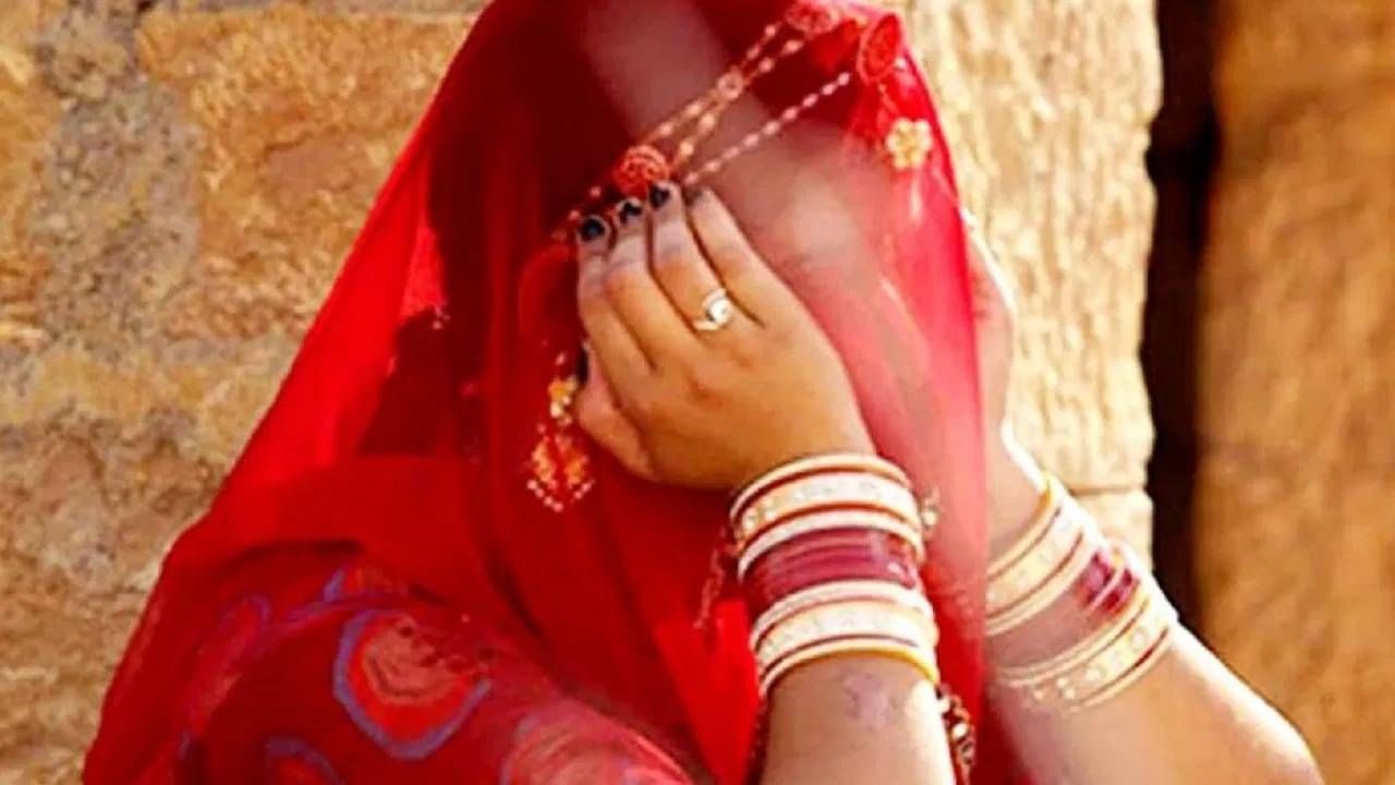 Extramarital Affair : वयाची पन्नाशी ओलांडलेली चार मुलांची आई पडली 18 वर्षाच्या मुलाच्या प्रेमात, त्यानंतर असं घडलं की...