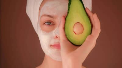 हिवाळ्यात कोरड्या त्वचेपासून सुटका मिळवण्यासाठी हे 4 घरगुती फेस मास्क करतील मदत