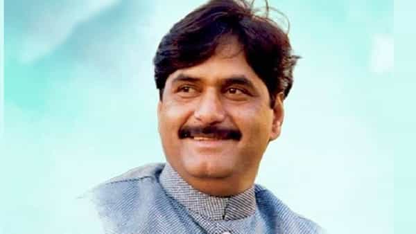 भाजपाला राज्यात संजीवनीच नाही तर ओबीसी चेहरा देणारे लोकनेते गोपीनाथ मुंडे हे कायम लोकांच्या आठवणीत आहेत. राजकीय गप्पांचा फड रंगला तर तो गोपीनाथ मुंडे यांच्या शिवाय पूर्ण होत नाही. आज 12 डिसेंबर रोजी त्यांची जयंती आहे. राज्यात भाजपाचा झंझावात आणायचे श्रेय त्यांनाच जाते.