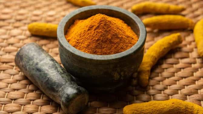 वेळीच लक्ष न दिल्याने होईल होत्याचं नव्हतं, जाणून घ्या हळदीचे फायदे आणि साईड इफेक्ट