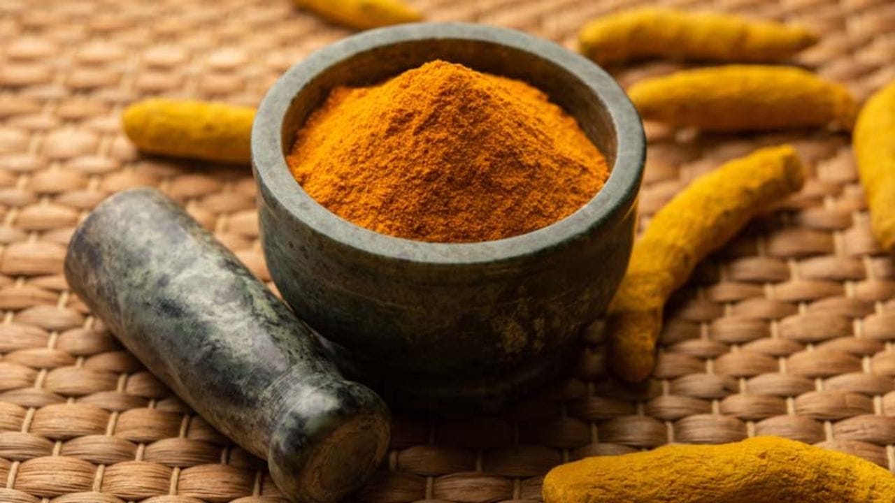 वेळीच लक्ष न दिल्याने होईल होत्याचं नव्हतं, जाणून घ्या हळदीचे फायदे आणि साईड इफेक्ट वेळीच लक्ष न दिल्याने होईल होत्याचं नव्हतं, जाणून घ्या हळदीचे फायदे आणि साईड इफेक्ट