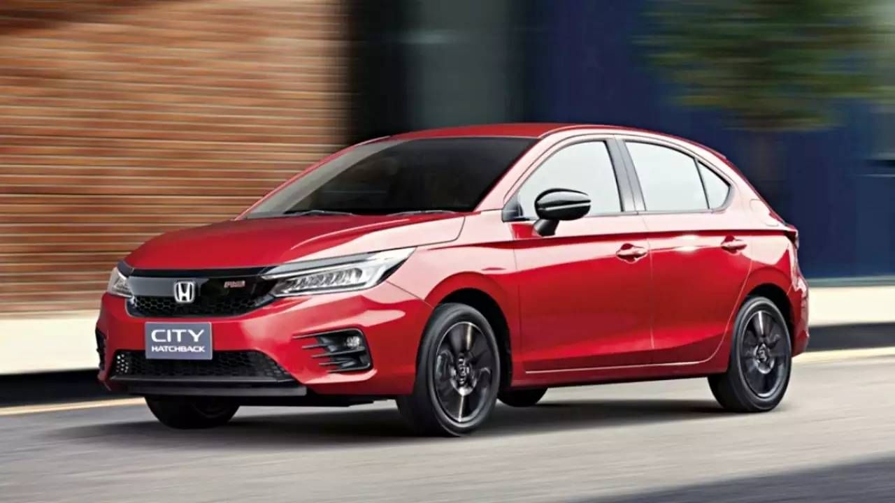 Honda City : 5 व्या जनरेशनमधील स्टायलिश कार 24.1 किमी/लिटर मायलेज देते. 1.5-लिटर i-VTEC पेट्रोल इंजिनसह 5 स्पीड मॅन्युअल ट्रांसमिशन आणि 6 स्पीड मॅन्युअल ट्रांसमिशन पर्याय मिळतात.