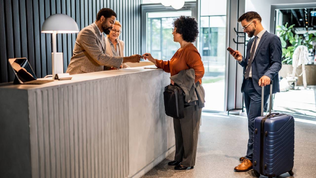 ऑफीसच्या कामासाठी किंवा कुठे फिरण्यासाठी बाहेर जायचं झालं तर कोणीही हॉटेल बूक करून तिथे राहणं पसंत करतं. हे अतिशय कॉमन आहे. आपल्या आवडीनुसार आणि बजेटनुसार  हॉटेलची रूम बूक करून लोकं तिथे राहतात.( Photo Credit: Getty Images)