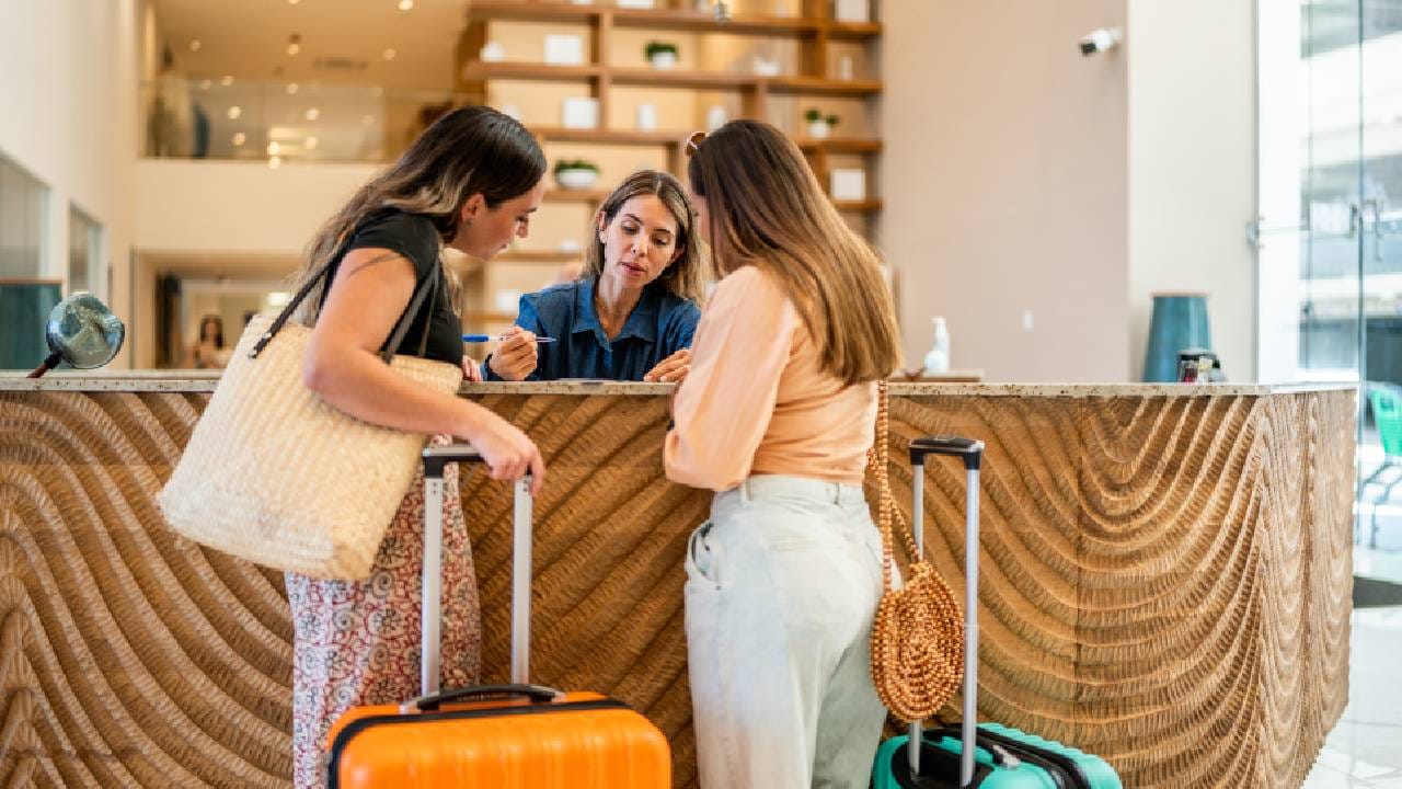 पण हेच बूकिंग करताना एखादी जरी चूक झाली तर त्यामुळे मोठी अडचण  होऊ शकते. आजकाल हॉटेल रूम्स बूक करताना बऱ्याच जणांची फसवणूक झाल्याचं समोर आलं आहे. त्यामध्ये काही लोकांना लाखोंचा चुनाही लागला. ( Photo Credit: Getty Images)  