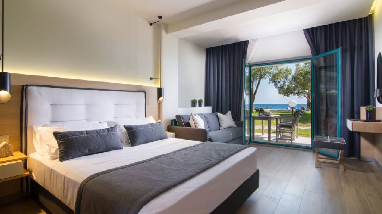 आपली अशी फसवणूक होऊ नये असं तुम्हाला वाटत असेल तर हॉटेलची रूम बूक करताना काही गोष्टींची विशेष काळजी घ्या. जेव्हा तुम्ही एखाद्या हॉटेलमध्ये रूम बूक करत असाल तेव्हा व्हेरिफाईड पोर्टलचा वापर करा. त्या योग्य आहेत ना याची आधी नीट खात्री करून घ्या. ( Photo Credit: Getty Images)