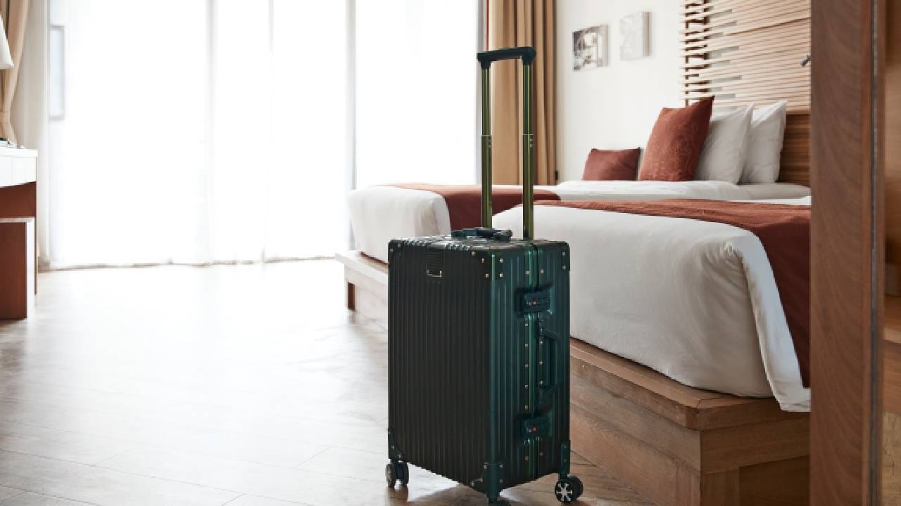 हॉटेल रूम बूक करताना लोकांसोबत स्कॅम होऊ शकतं, नुकतंच अंदमानमध्ये एक व्यक्ती बूकिंग करत असताना  त्याची 6 लाखांची फसवणूक झाली. क्रेडिट कार्डवर 10% सूट देण्याचे आमिष दाखवत आरोपींनी त्याच्या कार्डचे डिटेल्स चोरले आणि ही फसवणूक केली. ( Photo Credit: Getty Images) 