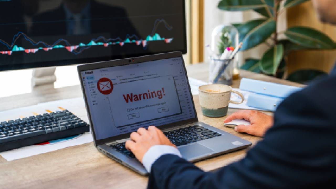 लोकांची फसवणूक करण्यासाठी स्कॅमर्सद्वारे वापरली जाणारी सर्वात सामान्य पद्धत म्हणजे त्यांना खोट्या ऑफरचे आमिष दाखवून अडकवणे. बऱ्याच वेळेस तुम्हाला अनोळखी मेलद्वारे अशा प्रकारची ऑफर दिली जाऊ शकते. त्यामुळे अशा कोणत्याही लिंकवर अजिबात क्लिक करू नका. ( Photo Credit: Getty Images)