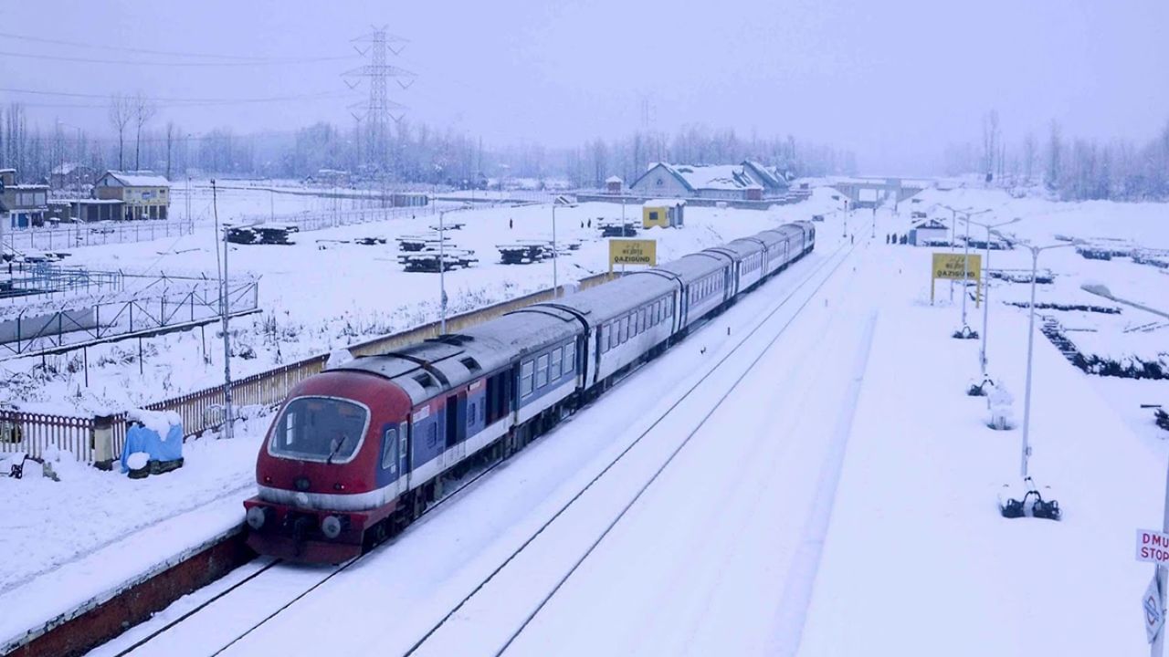 प्रथमच ट्रेनमध्ये गरम पाणी अन् गरम हवा...पुढील महिन्यात सुरु होणार या दोन नवीन रेल्वे