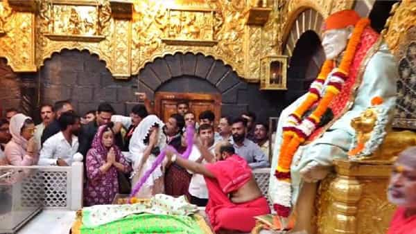 अभिनेत्री कतरिना कैफ सोमवारी तिच्या सासूसोबत शिर्डीला साईबाबांच्या दर्शनासाठी पोहोचली. शिर्डीतील साईबाबांच्या मंदिरात कतरिना आणि विकी कौशलची आई वीणा कौशल नतमस्तक झाल्याचं पहायला मिळालं.