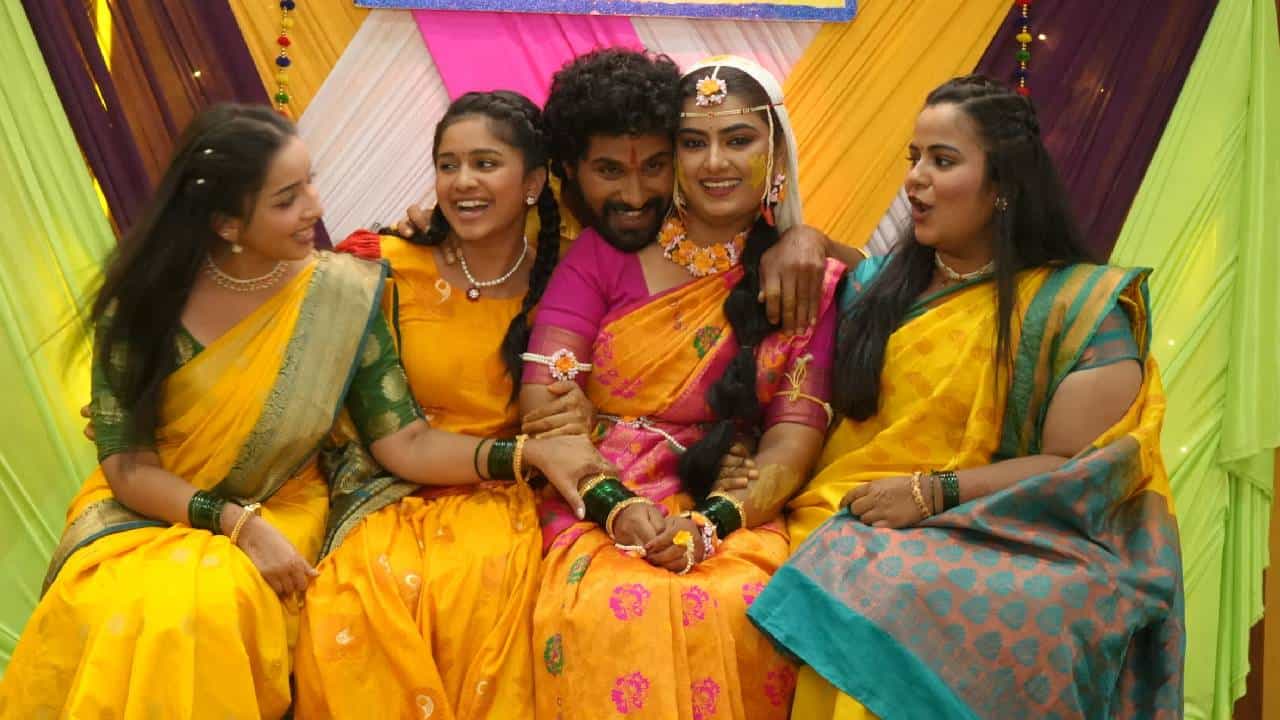 'लाखात एक आमचा दादा' मालिका दिवसेंदिवस प्रेक्षकांच्या पसंतीला उतरत आहे. ही मालिका आता रंजक वळणावर आली आहे. सूर्यादादाच्या लाडक्या बहिणीच्या लग्नाची तयारी जोरात सुरु आहे. घरात तेजुच्या संगीत सोहळ्याची तयारी सुरू आहे.
