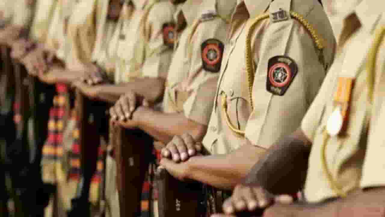 मुंबईत पोलीस हवालदाराच्या लेकानं वडिलांच्या रिवॉल्व्हरमधून झाडल्या स्वत:वर गोळ्या अन्..., कारण नेमकं काय? मुंबईत पोलीस हवालदाराच्या लेकानं वडिलांच्या रिवॉल्व्हरमधून झाडल्या स्वत:वर गोळ्या अन्..., कारण नेमकं काय?