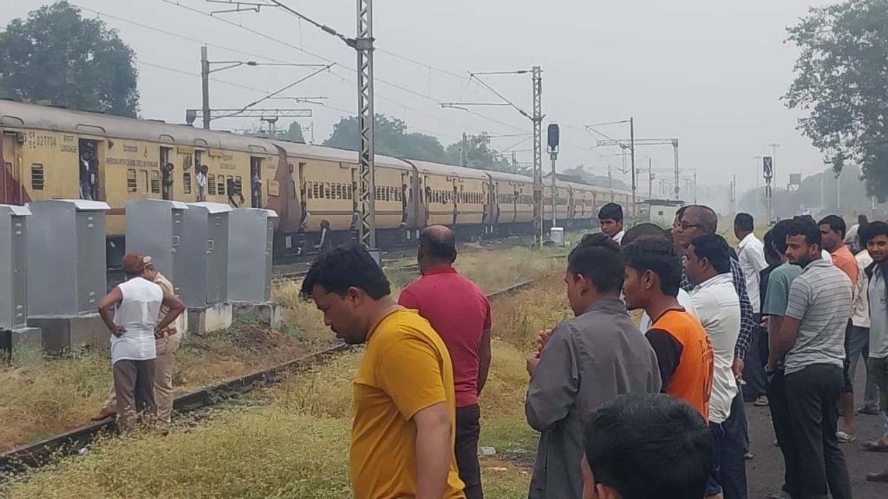 राज्यराणी एक्स्प्रेसमध्ये चोरट्यांचा प्रवाशांवर हल्ला, चाकू चालवत... संतप्त प्रवाशांचे आक्रमक पाऊल राज्यराणी एक्स्प्रेसमध्ये चोरट्यांचा प्रवाशांवर हल्ला, चाकू चालवत... संतप्त प्रवाशांचे आक्रमक पाऊल