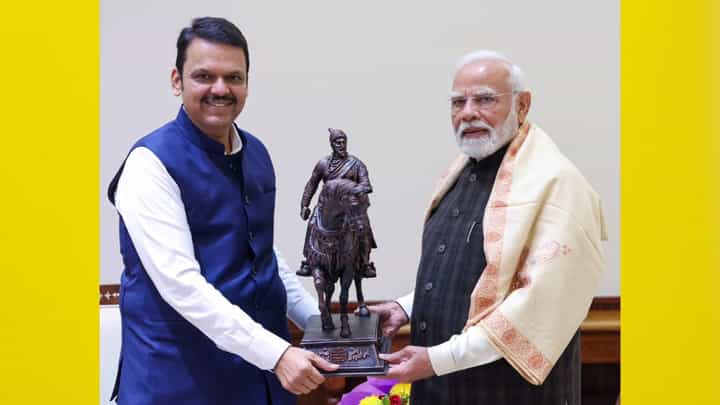 7 नेते, 5 मूर्ती, देवेंद्र फडणवीस यांनी कोणाला काय भेट दिली? 7 नेते, 5 मूर्ती, देवेंद्र फडणवीस यांनी कोणाला काय भेट दिली?