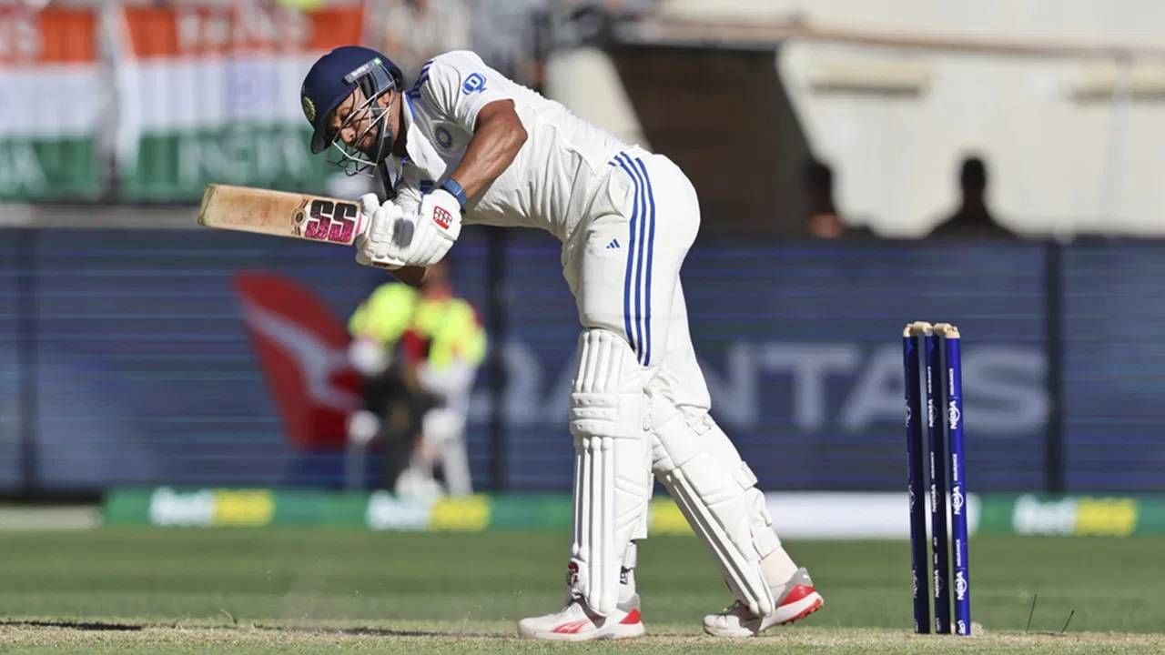नितीश कुमार रेड्डीने बॉर्डर गावस्कर 2024-25 स्पर्धेत 200 हून अधिक धावा केल्या आहेत. या मालिकेत 200 धावांचा आकडा गाठणारा तिसरा भारतीय ठरला आहे. यशस्वी जयस्वाल आणि केएल राहुल हे खेळाडू देखील 200हून अधिक धावा करणारे फलंदाज आहेत.
