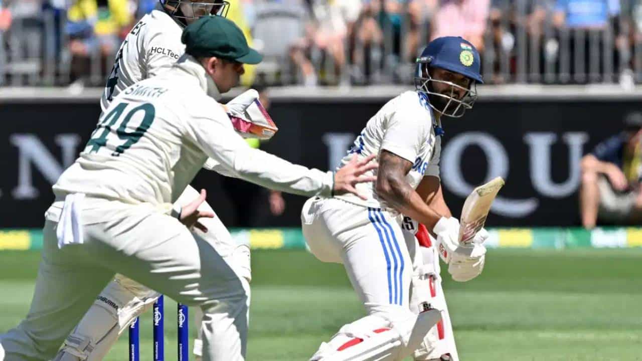 भारताचा युवा अष्टपैलू खेळाडू नितीश कुमार रेड्डीने बॉर्डर गावस्कर ट्रॉफीत जबरदस्त कामगिरी केली आहे. या मालिकेत त्याने अपेक्षेप्रमाणे कामगिरी केली आहे. खासकरून मेलबर्न कसोटी सामना हातून निसटत असताना त्यात जीव ओतला. अर्धशतकी खेळीच्या जोरावर भारतावरील फॉलोऑनचं संकट टाळलं.