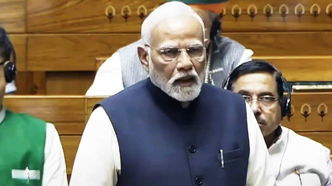 5 दशकं गरिबी हटावचे नारे ऐकले पण आता..., पंतप्रधान मोदींचा पुन्हा एकदा काँग्रेसवर निशाणा