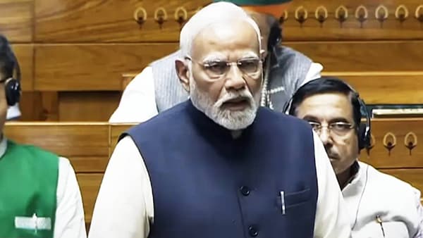 PM Modi : पीएम मोदींच्या क्लासला जाताना महायुतीच्या आमदारांना सोबत नेता येणार नाही ही वस्तू