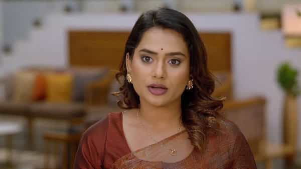 झी मराठी वाहिनीवरील 'पारू' या मालिकेचं कथानक अत्यंत रंजक वळणावर येऊन पोहोचलं आहे. 'पारू' या मालिकेत अनुष्काच्या एण्ट्रीनंतर आदित्य आणि पारूच्या मैत्रीत दुरावा निर्माण झालाय. आता तर अनुष्का आदित्यसाठी डेट नाईट प्लॅन करत आहे.