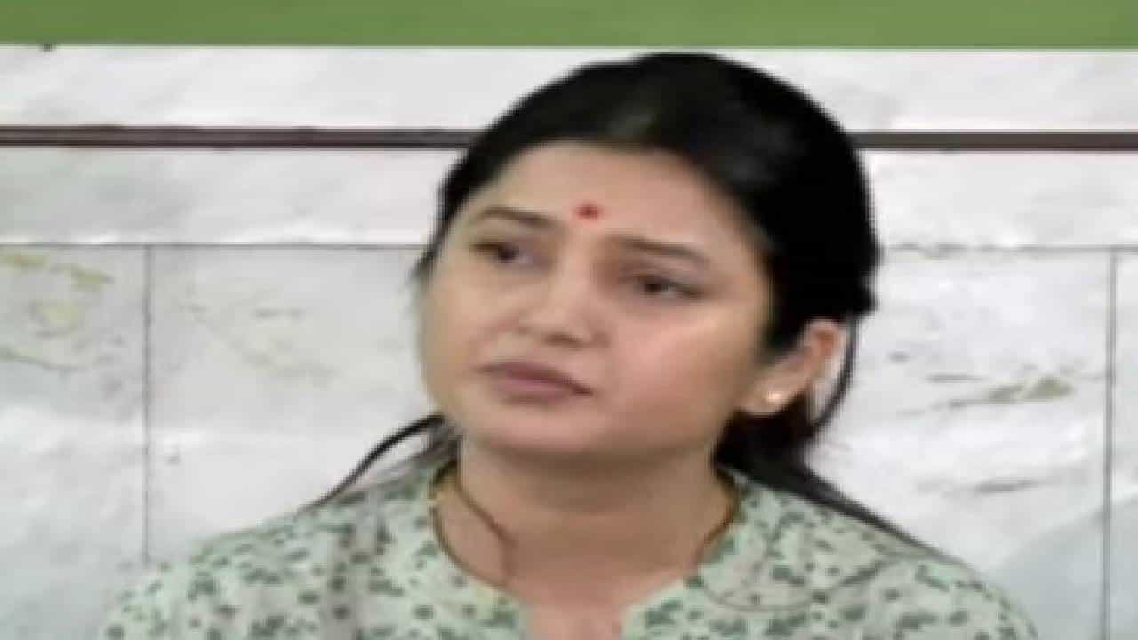 Prajakta Mali : प्राजक्ता माळी यांनी राजकारण्यांना सरळ सुनावलं, तुम्ही...