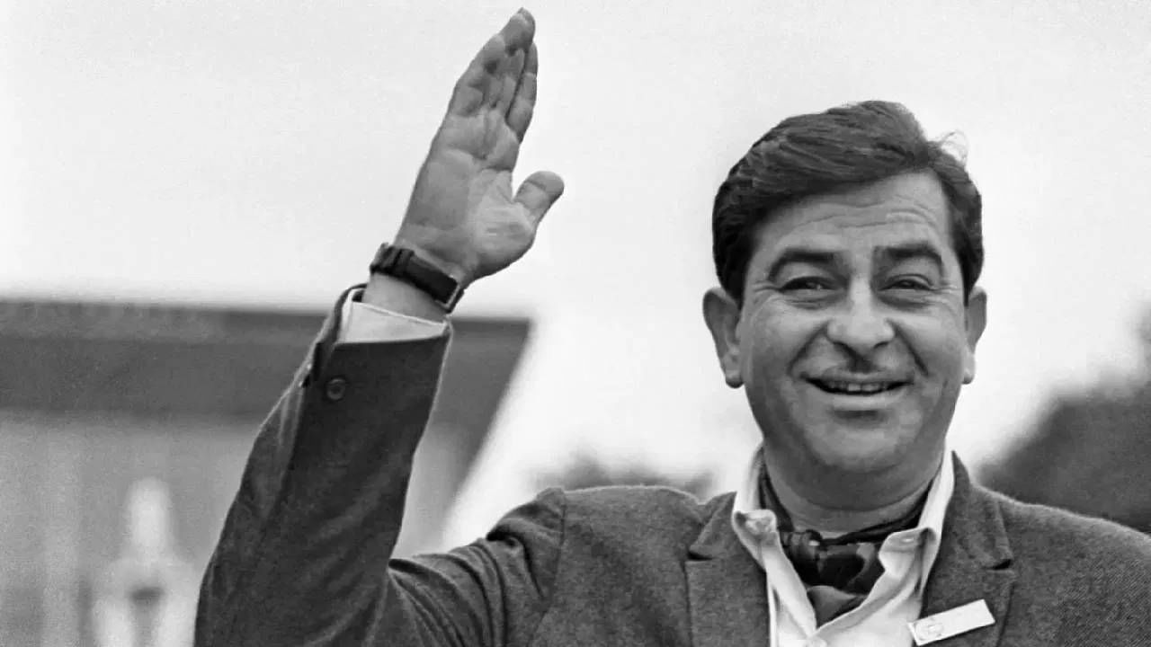 Raj Kapoor : तिच्यासाठी राज कपूर यांनी स्वत:ला सिगारेटचे चटके दिले, कोण होती ती अभिनेत्री? Raj Kapoor : तिच्यासाठी राज कपूर यांनी स्वत:ला सिगारेटचे चटके दिले, कोण होती ती अभिनेत्री?
