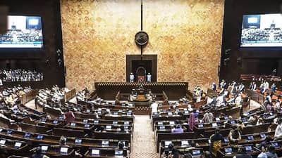 राज्यसभेत काँग्रेस खासदाराच्या बाकाखाली नोटांचं बंडल? मनु सिंघवींनी आरोप फेटाळले; म्हणाले, ‘3 मिनिटंच बसलो अन् 500 रू…’