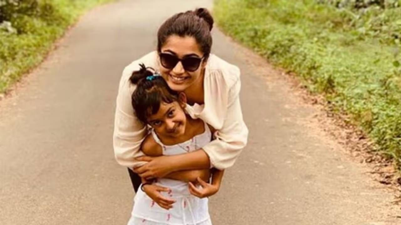 पुष्मा 2 फेम रश्मिका मंदानाने दक्षिणेत अनेक हिट चित्रपट दिले आहेत. बॉलिवूडच्याही लोकप्रिय अभिनेत्रींमध्ये तिचा समावेश होतो. तिचे कोट्यवधी चाहते आहेत. सौंदर्य आणि अभिनय याचा उत्तम मिलाफ म्हणजे रश्मिका मंदाना. तिचा अभिनय सुद्धा तितकाच दमदार आहे. म्हणून ती लक्षात राहते.