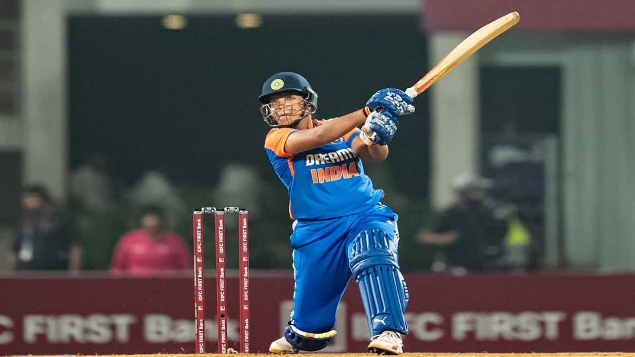 5 षटकार-3 चौकार, रिचा घोषचा झंझावात, 18 बॉलमध्ये फिफ्टी, वर्ल्ड रेकॉर्डची बरोबरी